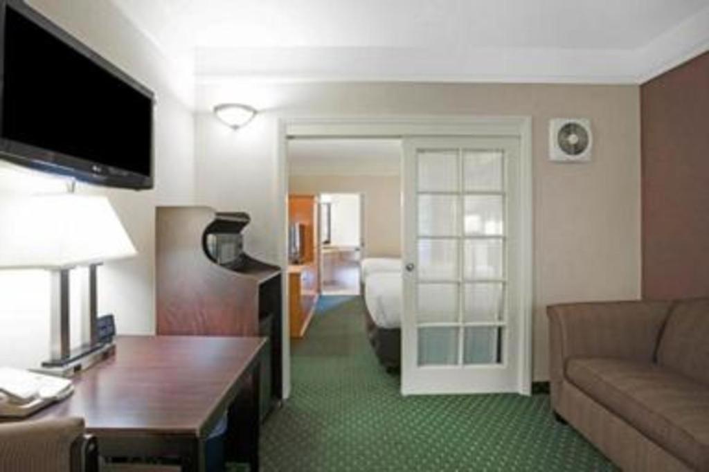 Ramada Suites By Wyndham San Diego Exterior photo