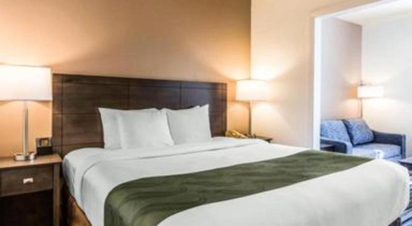 Ramada Suites By Wyndham San Diego Exterior photo