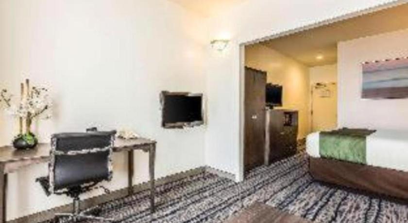Ramada Suites By Wyndham San Diego Exterior photo