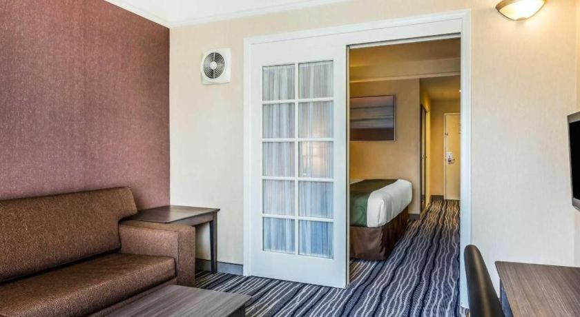 Ramada Suites By Wyndham San Diego Exterior photo