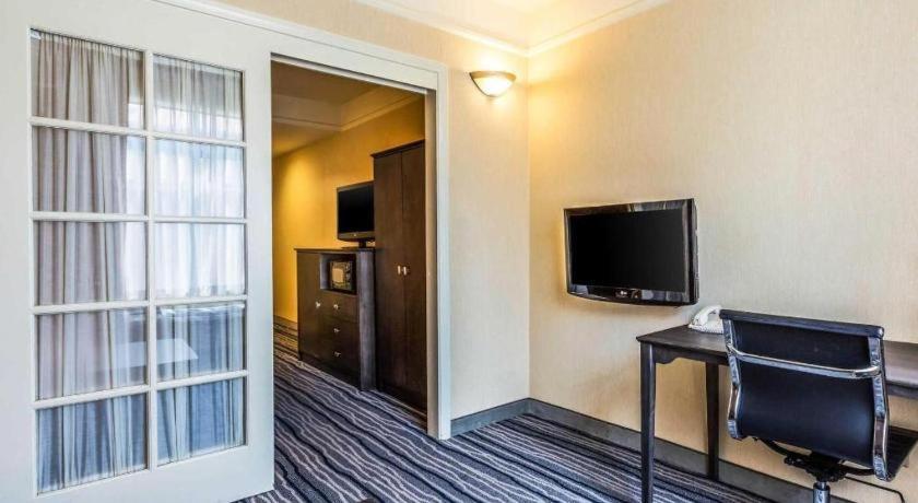 Ramada Suites By Wyndham San Diego Exterior photo
