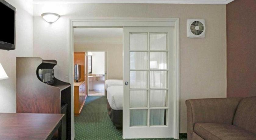 Ramada Suites By Wyndham San Diego Exterior photo