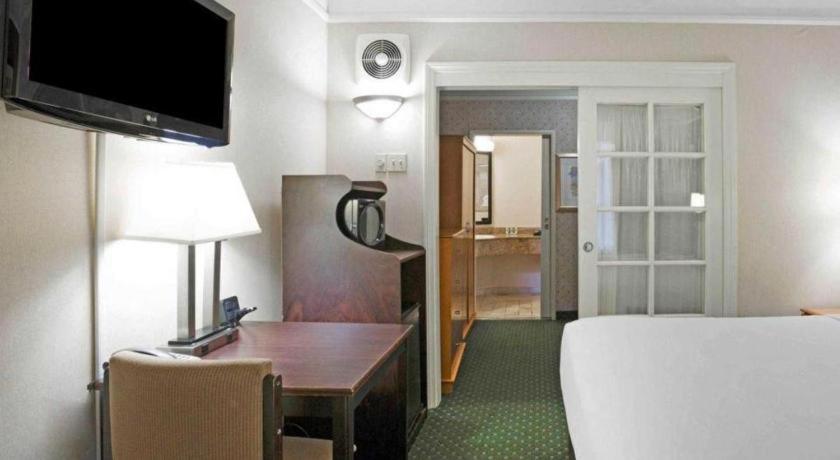 Ramada Suites By Wyndham San Diego Exterior photo